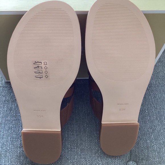 MICHAEL Michael Kors Nora Toe Ring Leather Sandals, size 9.5 - Picture 6 of 12